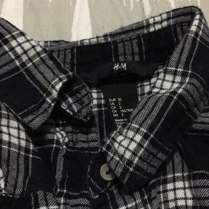 H&M black and white plaid button up shirt